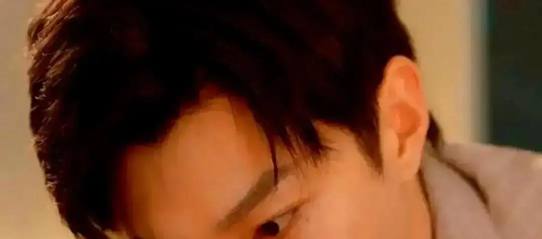 暴雨真下，人也是真惨。九个小时，演员淋成落汤鸡，云旗收工直接蹲墙角发抖，一句话不