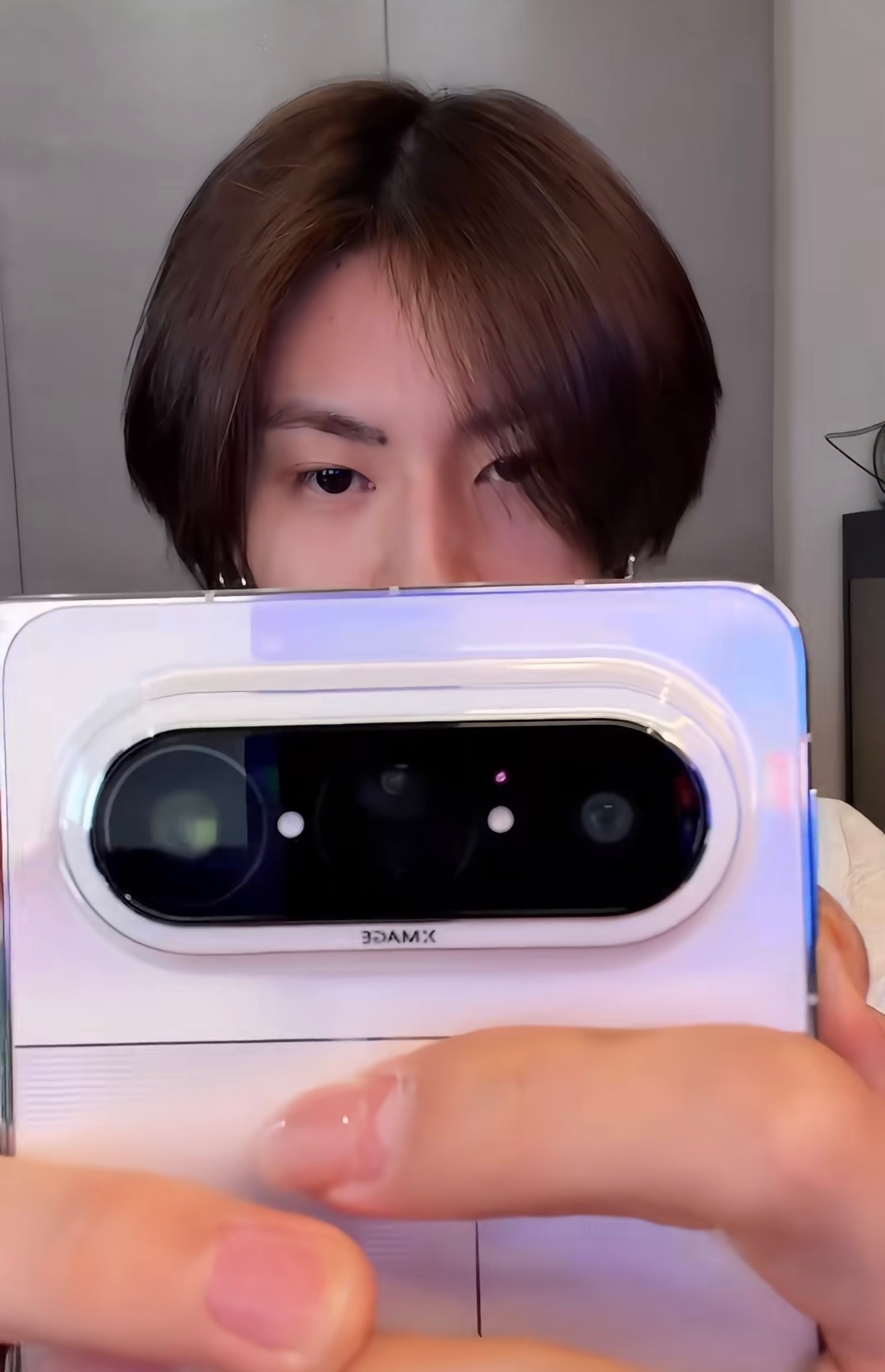 小鬼王琳凯已经用上了PuraXMax 背屏自拍玩的很溜，和我一样选了白色配色，如