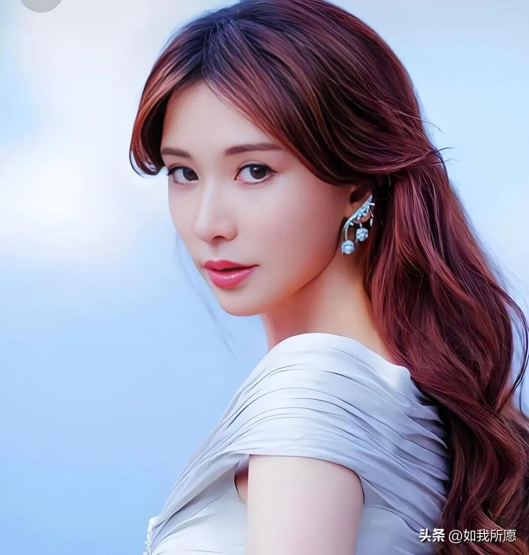 娱乐圈有多现实？
看看林志玲就知道了。
当年红透半边天时，身边全是“好朋友”；如