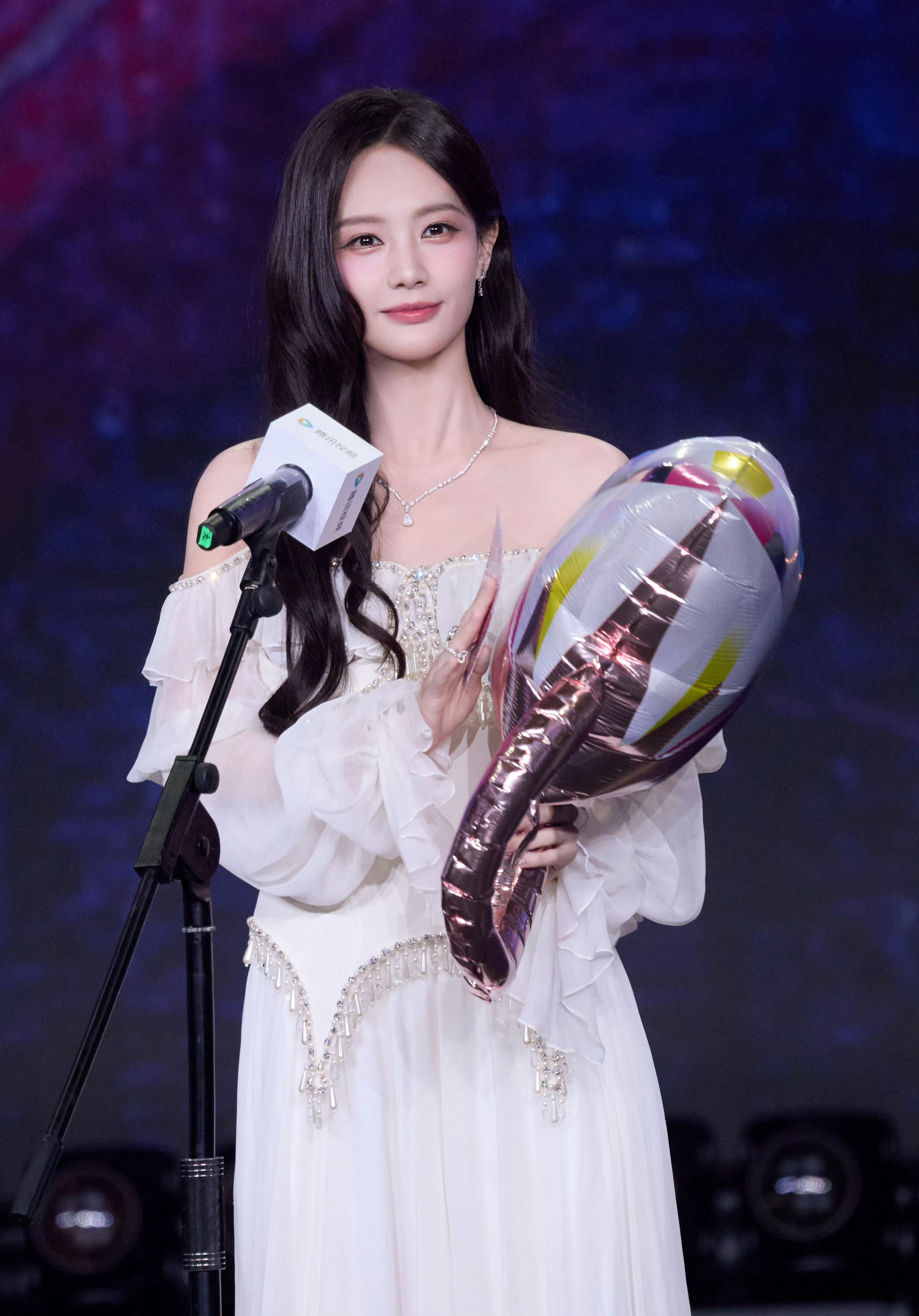李一桐 李一桐范云 你的眼像是一望无际的星辰，一定是在你出生那天上帝把月亮捏碎了
