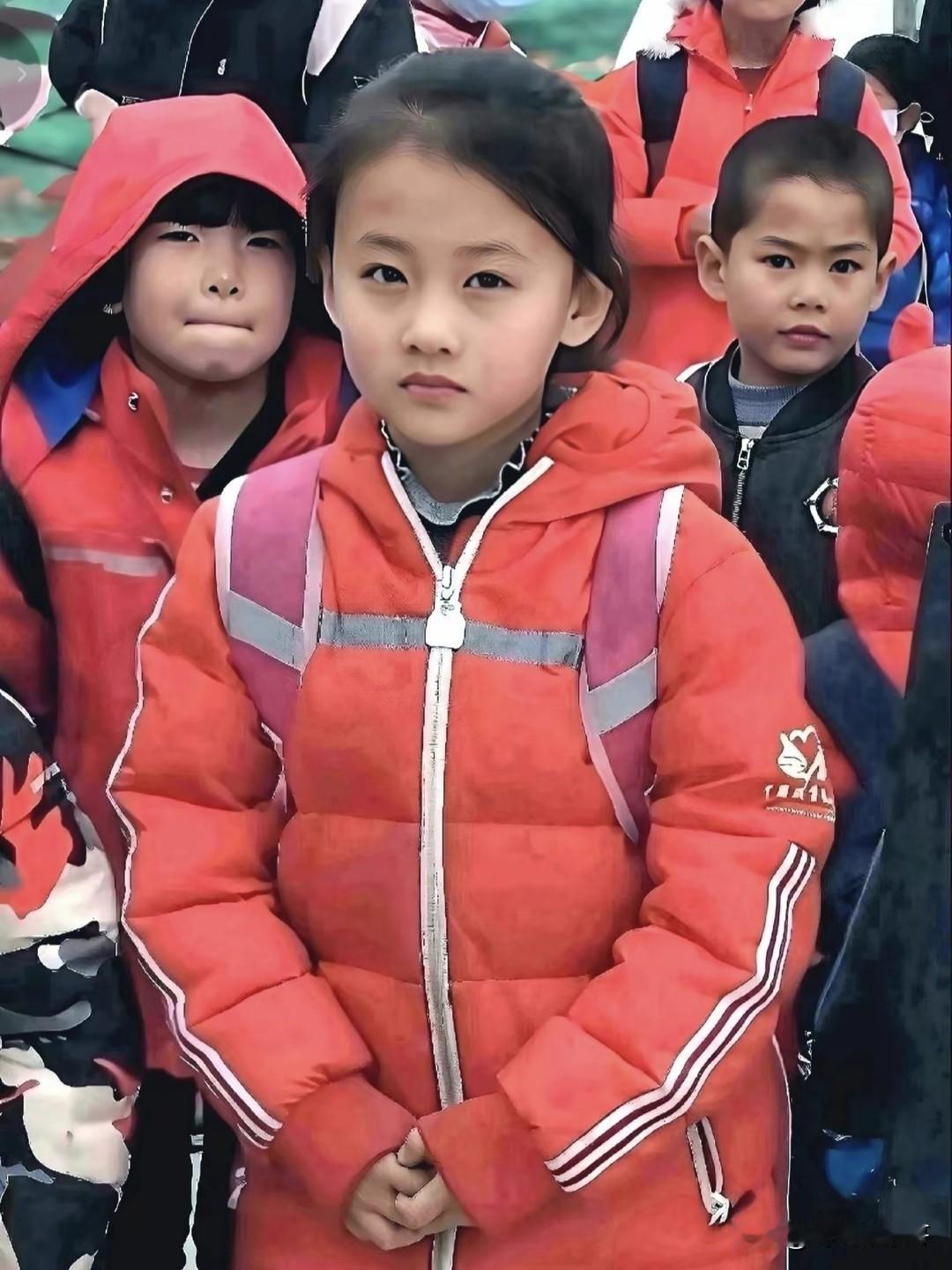 她们是近几年网上很火的两个小女孩，一个是早几年爆火的宁夏女孩，火了之后父母拒绝走