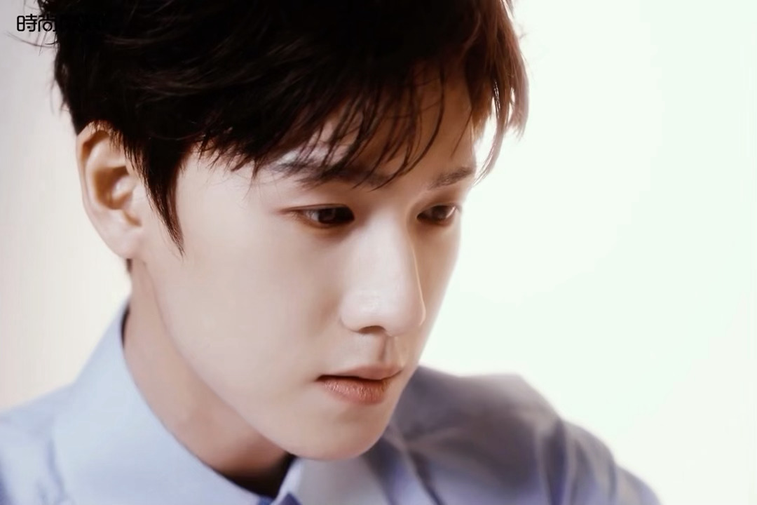 李昀锐Cosmo五月刊封面预告，温柔俊逸的小王子！！即将解锁首本五大女刊，恭喜?