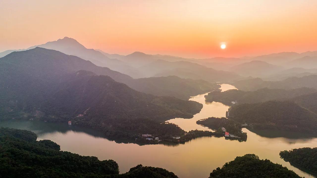九龙湖的日落。左手边是广东四大名山之一的鼎湖山，山下是九龙湖即九坑河水库。摄于肇