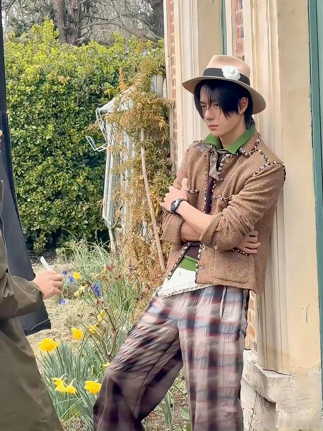 美丽少爷和酷帅园丁，年下感足足的，支持你俩一起去度假