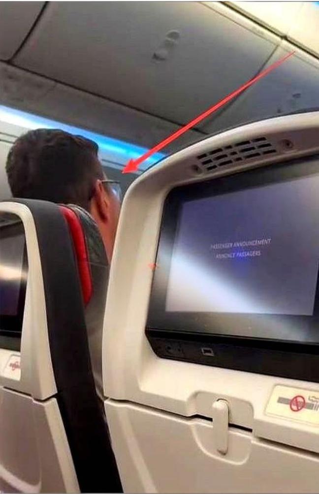 一句“滚回你们国家”，换来的是飞机调头回廊桥，和一机舱送别旧日傲慢的掌声。

最