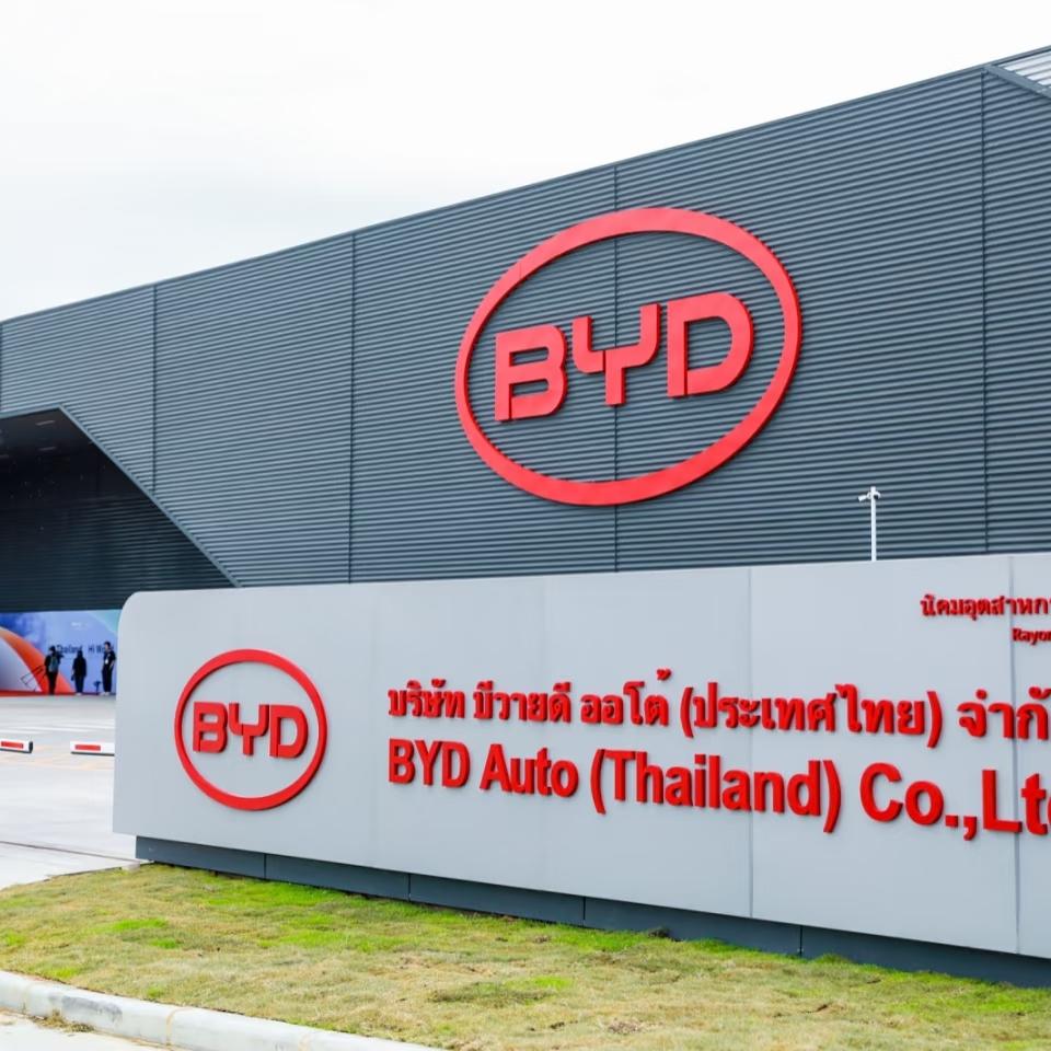 朋友是做汽车销售的
比亚迪涨价这事儿一出
我问他，到底买不买？赶紧下单还是再等等