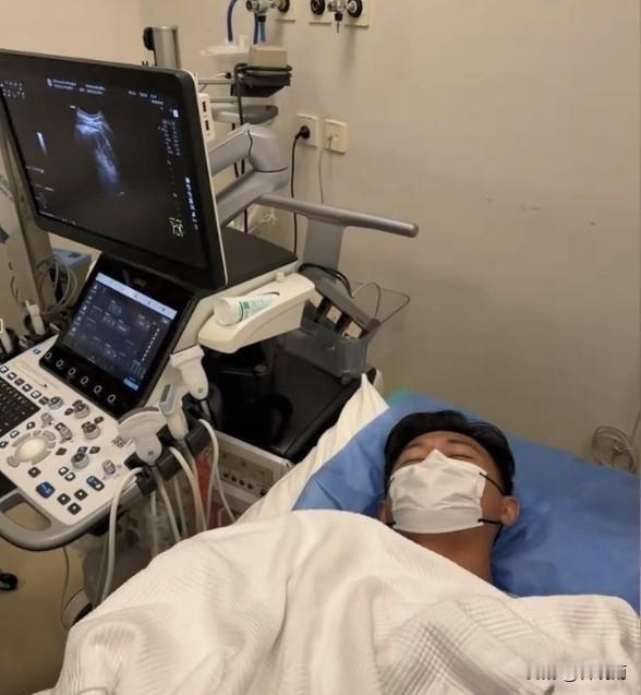 上海申花后防大将做手术了！
申花后防中后卫国脚蒋圣龙近日住院做了手术，他在社交媒