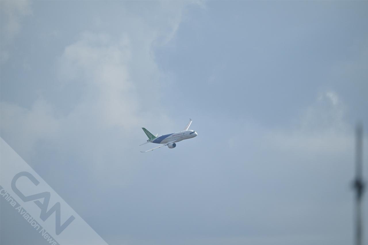 2月1日，在新加坡樟宜展览中心举行的新加坡航展媒体预演上，一架中国商飞的C919