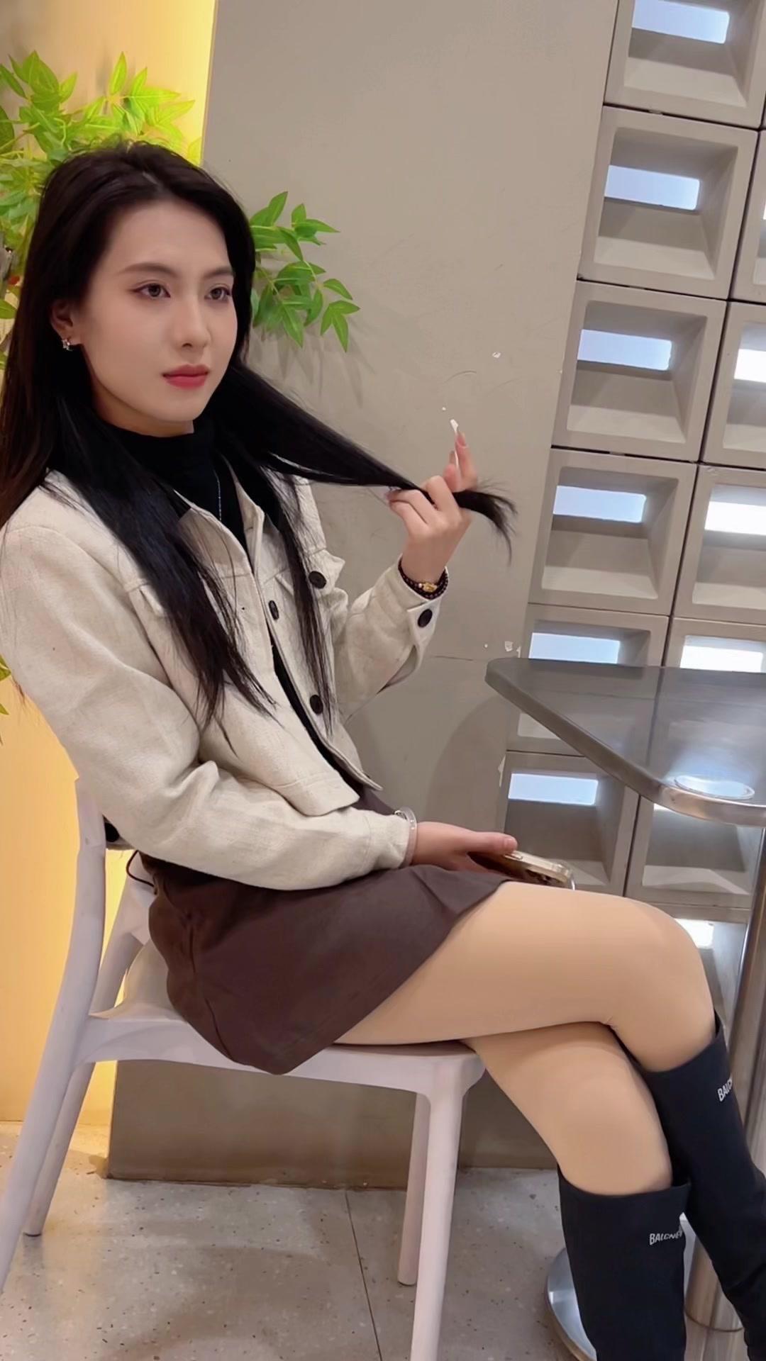 从来没见过把传统服饰穿得这么灵动的～
看她提着花篮走在街上，裙摆跟着步伐轻轻晃，