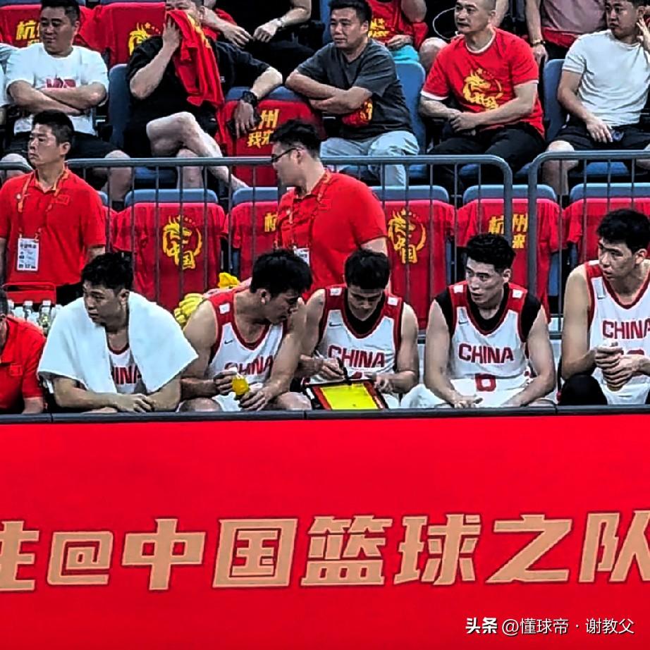 刘炜称赞赵继伟：作为队长做的非常好，暂停和场外和队友开会，并感慨：没有赵继伟，上