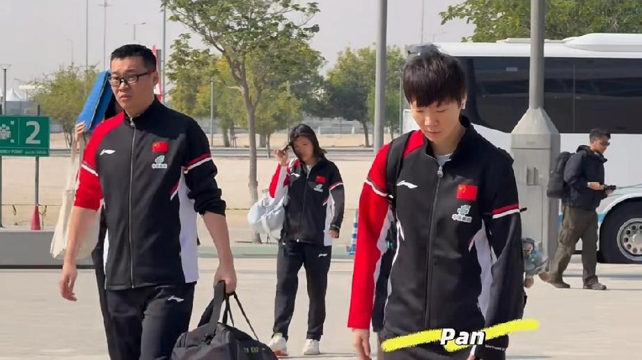 最新鲜的王曼昱来了！！

这不刚刚坐车到达比赛场馆，看着鳗鱼是萌萌的，估计也是刚