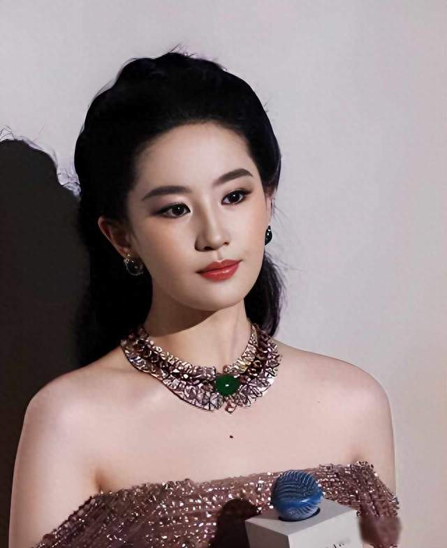 刘亦菲卷入合影风波，跨国矛盾疑云起，照片背后藏着什么秘密？