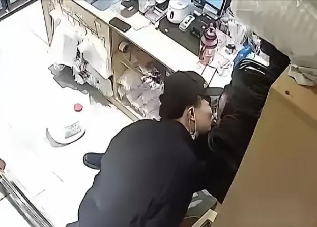 湖北，一男子打开自家店里的监控，一下子就惊呆了，他的老婆居然和店里的男员工都快亲