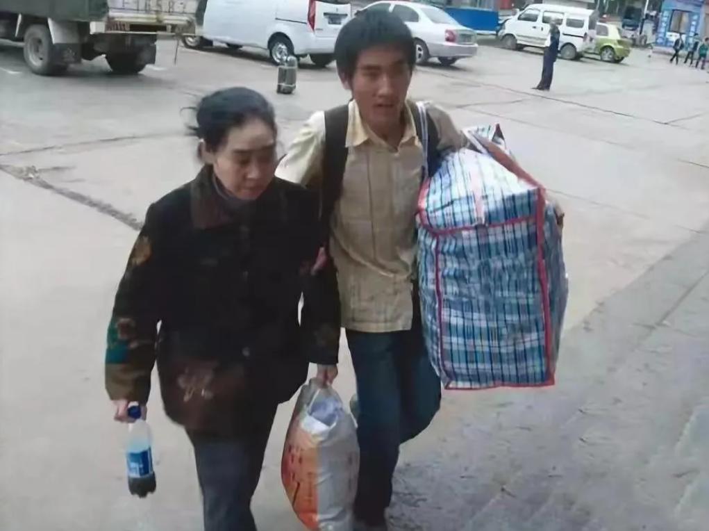 2008年，贵州少年背母千里上大学，誓言走出大山，用知识改变命运；不料，毕业后，