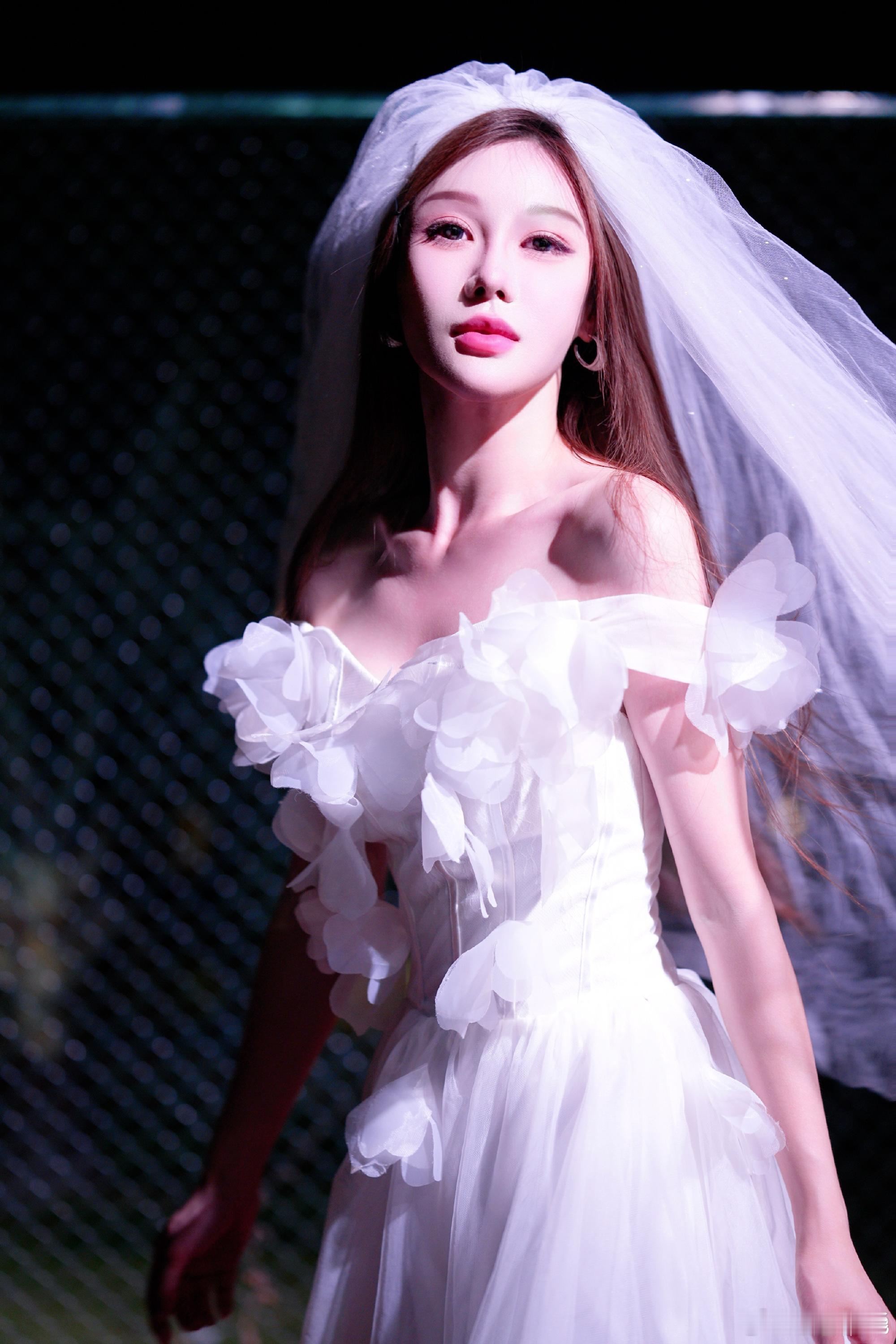 温果希舞台像是来结婚的 像把婚纱穿上了舞台，柔美又浪漫。不过温果希的表现可不止于