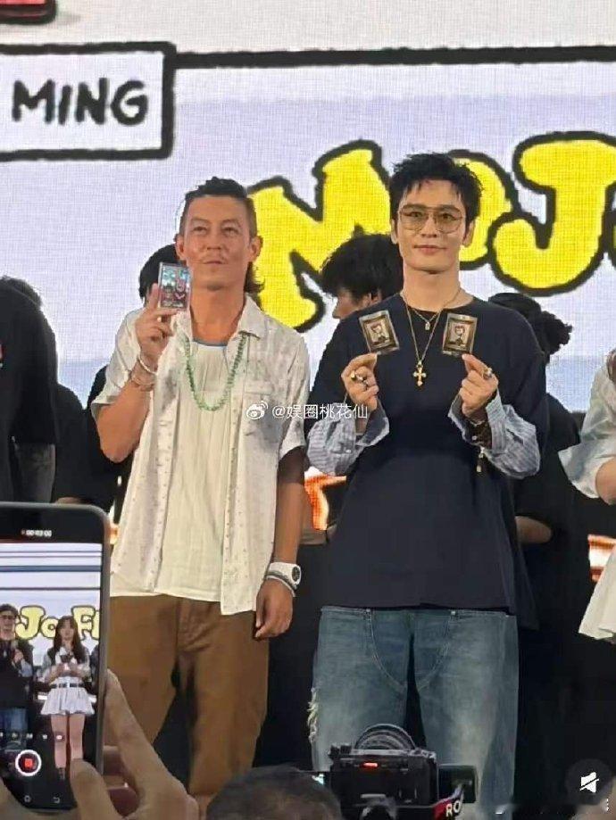 陈冠希比黄晓明年龄小有时候年纪真的不能代表一切，陈冠希明明小几岁，一站一起，黄晓