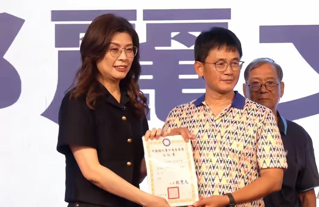 郑丽文："我们四个女生可以改变世界"

国民党主席郑丽文昨天上午跑到台中，参加党