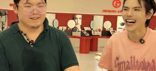 向佐和弟弟向佑直播，哥俩肩并肩，镜头一晃，人气蹭蹭往上冲。那画面特简单，甚至有点