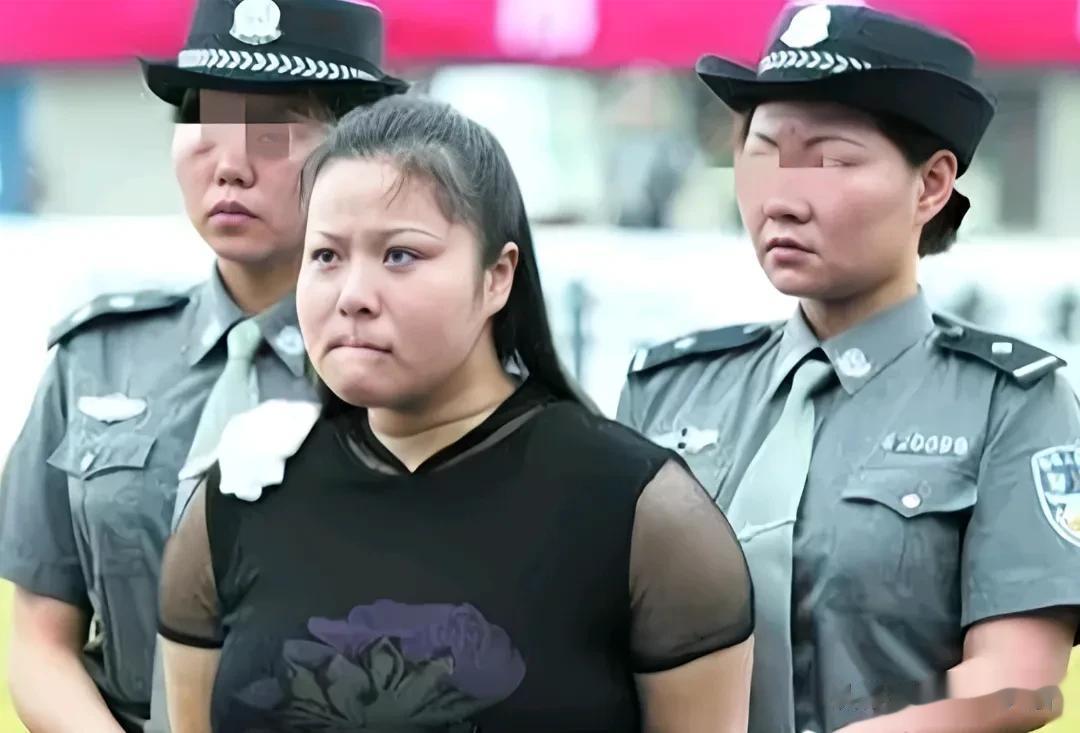 2005年，武汉第一看守所，女毒贩何秀玲在听到自己即将于次日执行死刑时，25岁的