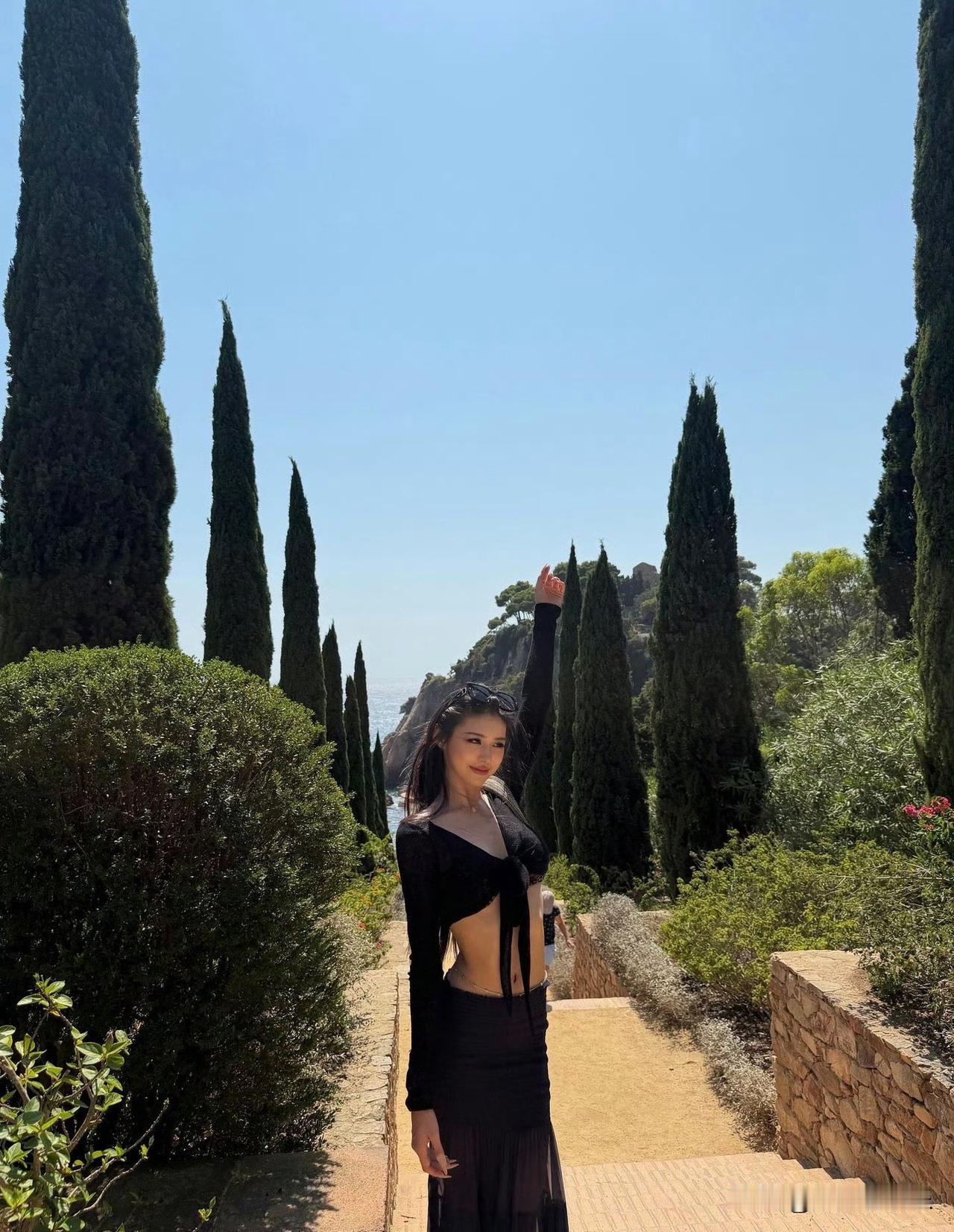 汪峰大女儿小苹果，真的太让人惊艳了。

8月25日，汪峰大女儿小苹果，晒出了一组