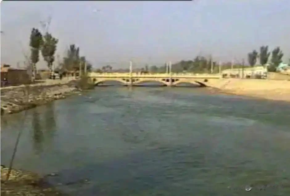 库尔勒市狮子桥：时代变迁，日新月异。
九十年代以前，从焉耆盆地穿过南天山霍拉山余