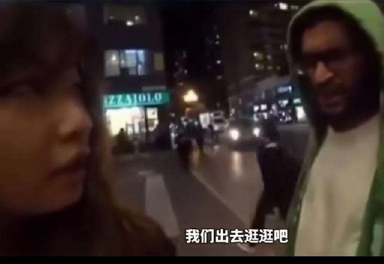 太把自己当做一回事了！
一位印度人来到街头和一位美女搭讪，表示自己来自印度，这位