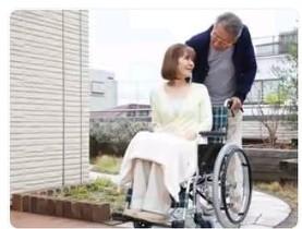 老张又来晚了，这已经是这个月的第三回。车间主任没罚他钱，厂里的人都清楚他家的难处