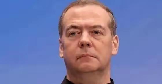 梅德韦杰夫曾扔出了一句让人后背发凉的话：“全世界，没有任何一支军队能挡住大规模的
