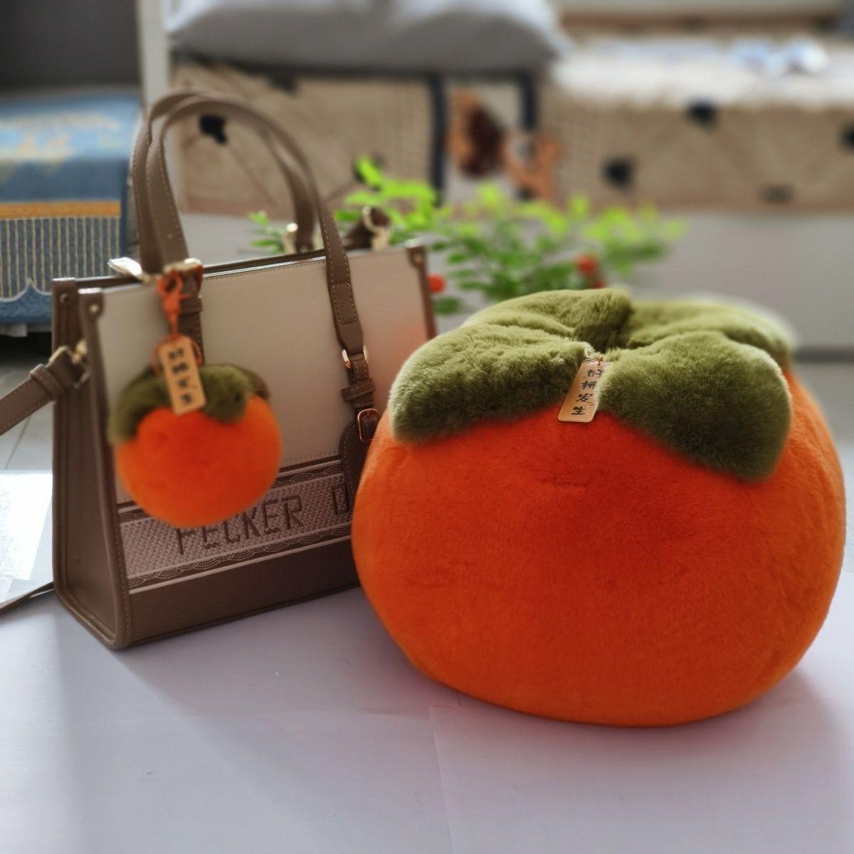 转发里抓一位粉丝小可爱，送出这个巨大的毛绒柿子哈！12.20开！除了中奖的，希望