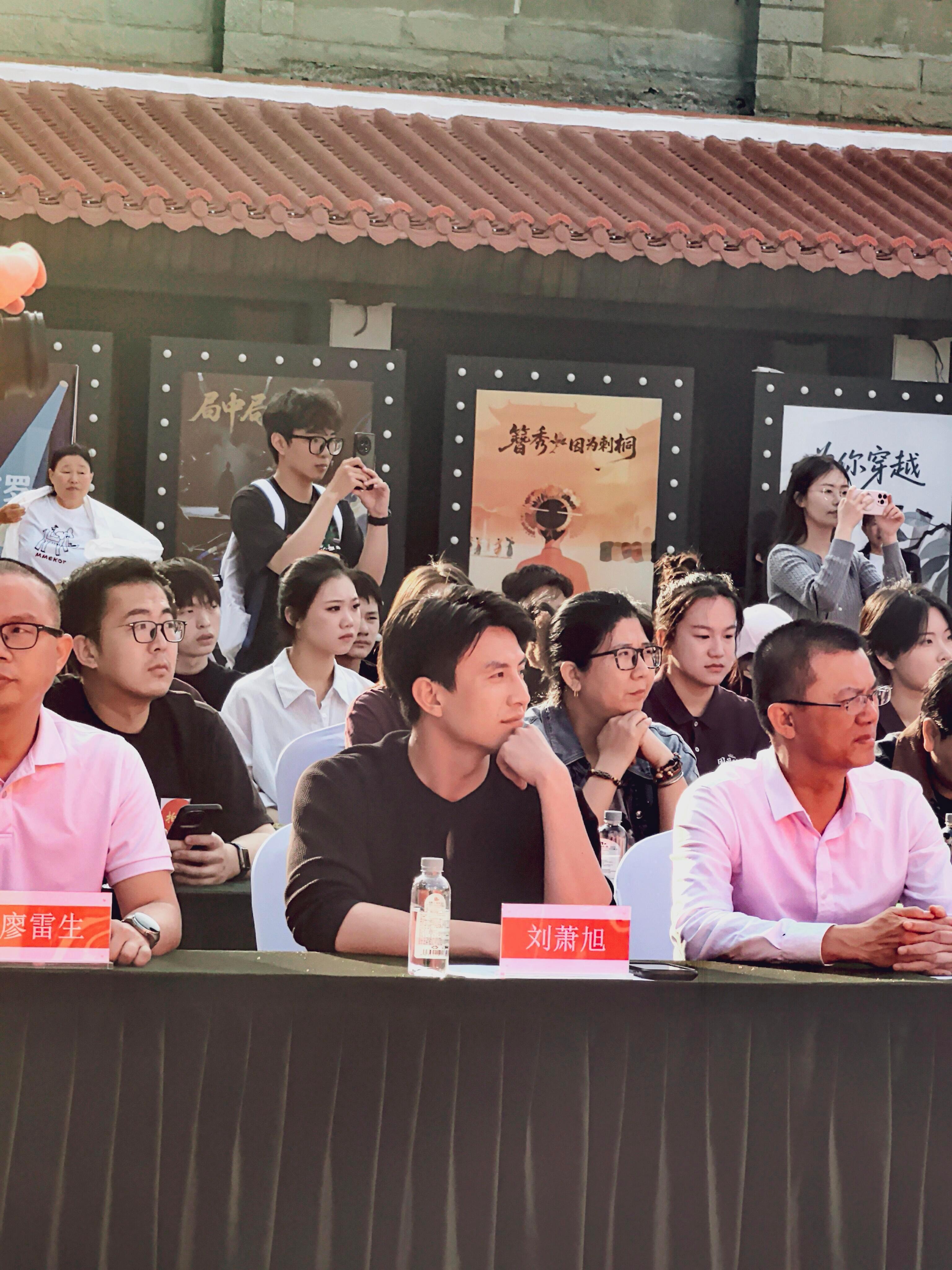 恭喜新剧开机刘萧旭星耀刺桐城开机刘萧旭听到粉丝喊哥哥的反应