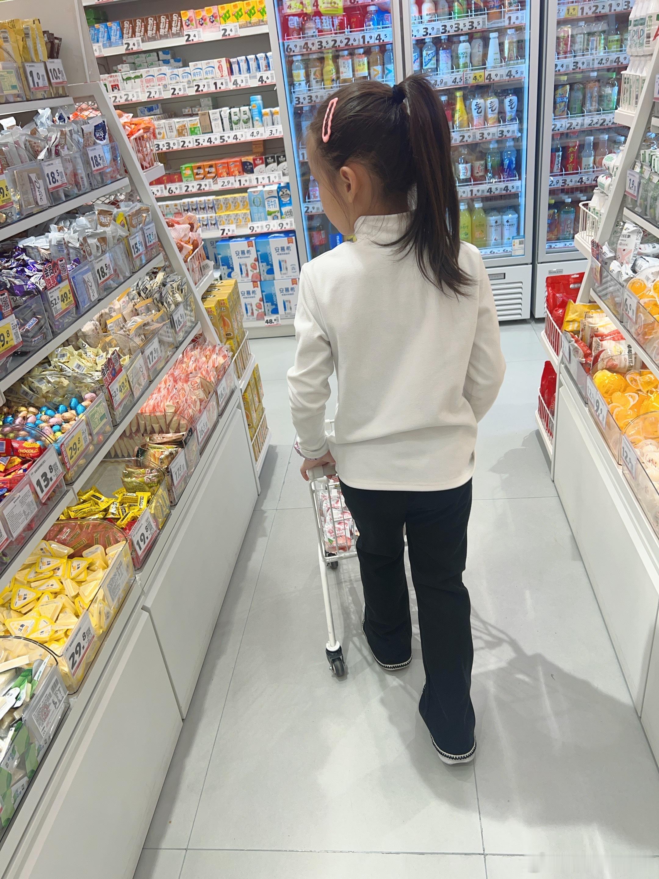 刚刚米米在路上问：妈妈，为什么今天大家都那么早？我：因为今天的全部学生都上午开完