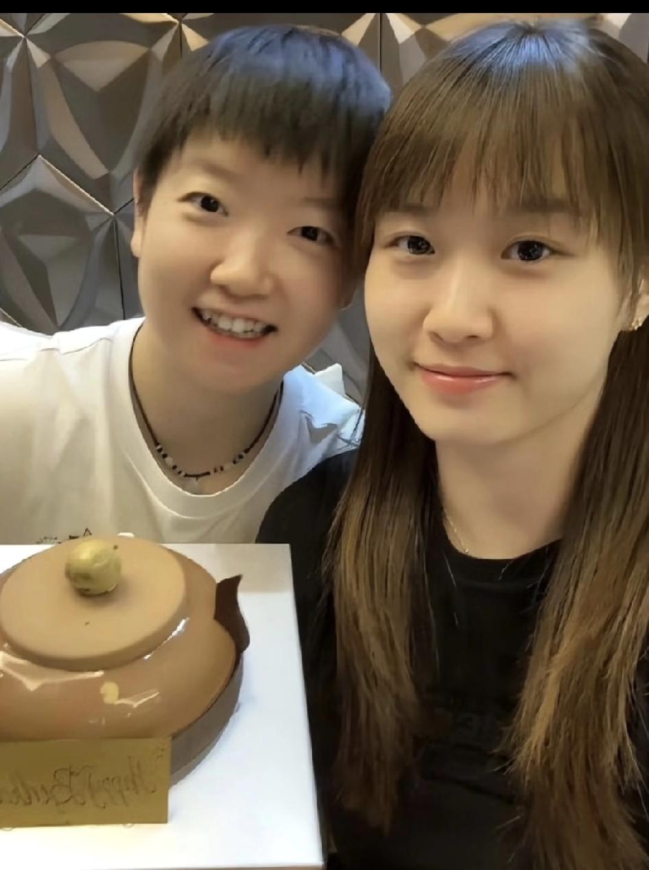 今日，孙颖莎以4-0的绝对优势横扫刘炜珊，顺利晋级16强！

赛后解说莱维指出：