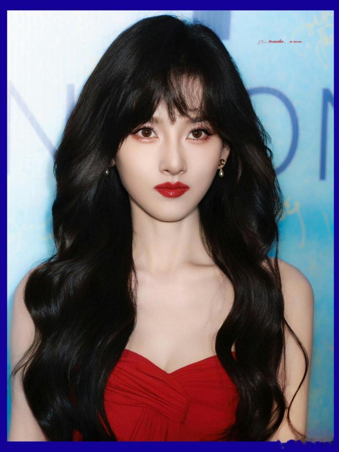 宋祖儿 贝微微没有一点关系！宋祖儿就是宋祖儿，她可以是段半夏，可以是小乔，可以是