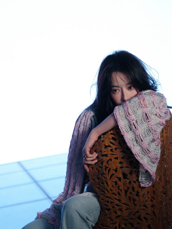 迪丽热巴芭莎封面花絮图迪丽热巴芭莎封面花絮图，不被定义的美，热巴完全神颜来的！ 