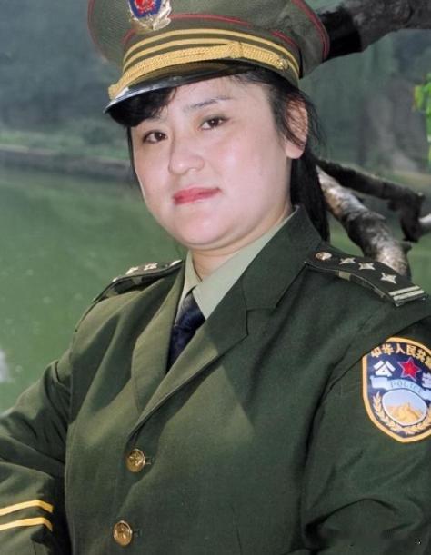 1988年，郑州一位姑娘被两名大汉架着胳膊塞进出租车。飞驰的车突然急刹，姑娘顺势