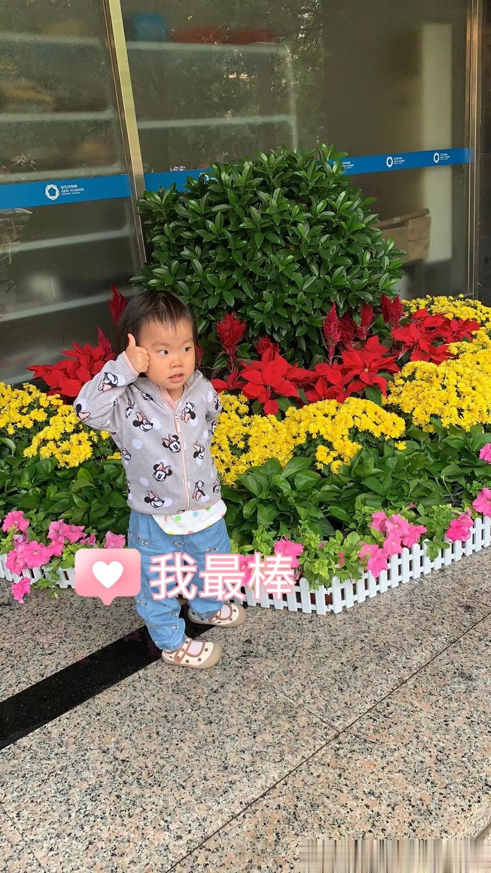 刚才天黑，小咪在院里和姐姐跑，我和她爸在后面跟着。她没看清楚路，被个台阶绊了一下