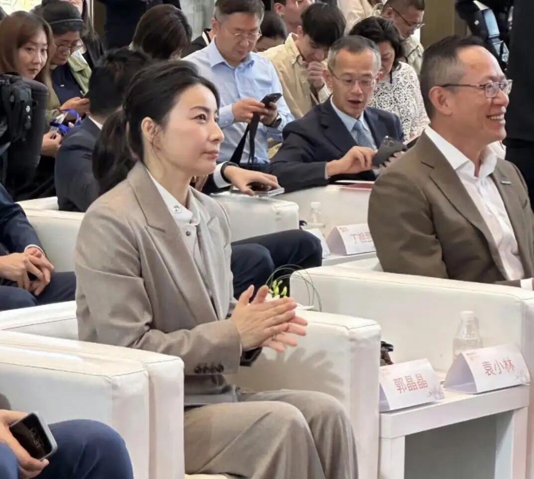 郭晶晶挤进的是贵妇男人们的圈子，贵妇们难以达到的水平。郭晶晶这个穿搭，好像有点发
