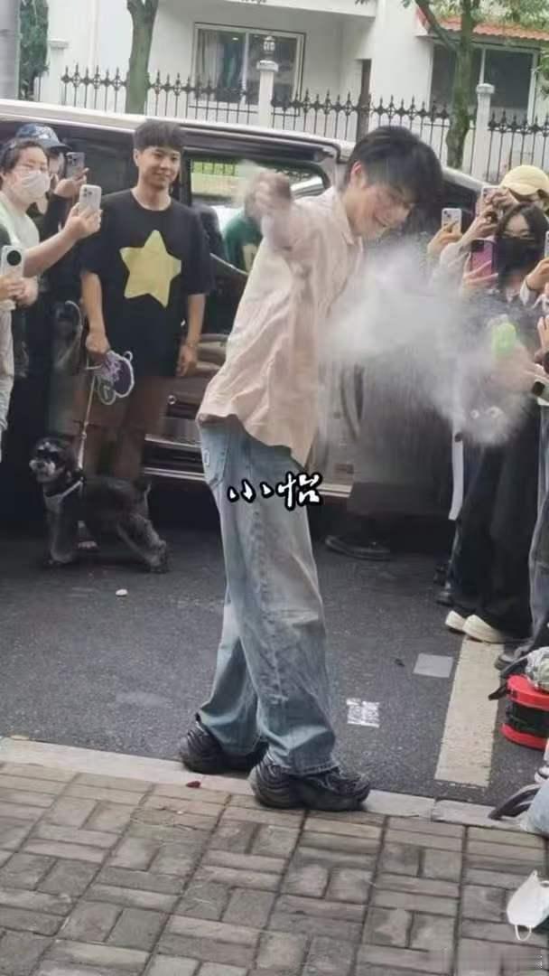 徐振轩为损坏粉丝物品道歉徐振轩回应损坏粉丝物品意外损毁粉丝用心准备的礼物，徐振轩