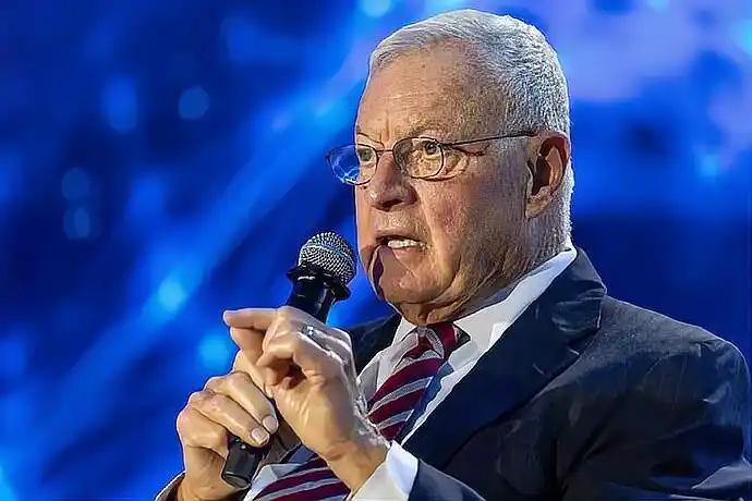 美国特使称俄乌谈判进入“最后阶段”，这一表态反映出美国急于推动和平进程，但谈判前