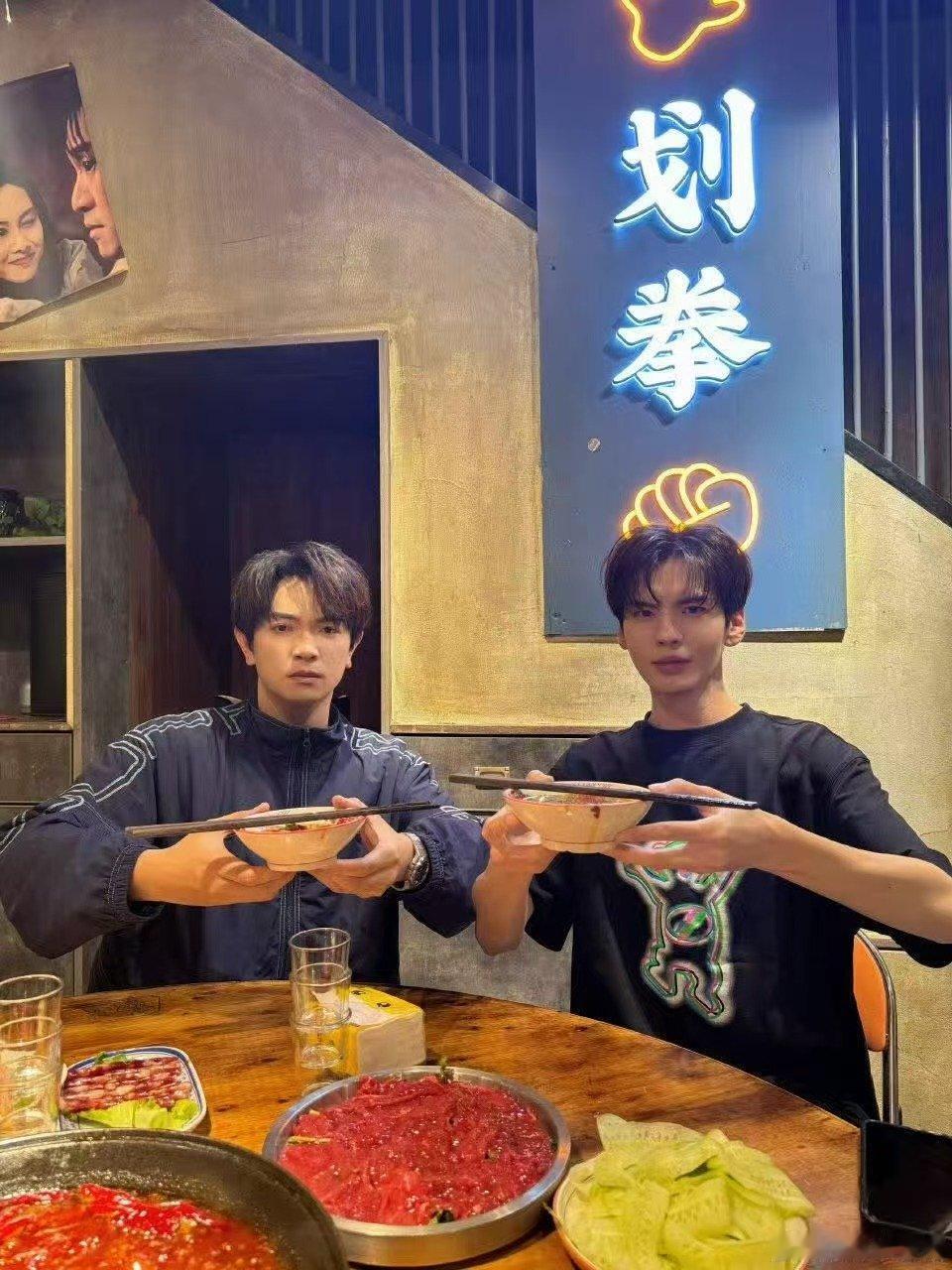 颜人中毕雯珺火锅结义 23年的演唱会支持，现在的火锅结义，这情谊比火锅还入味儿！