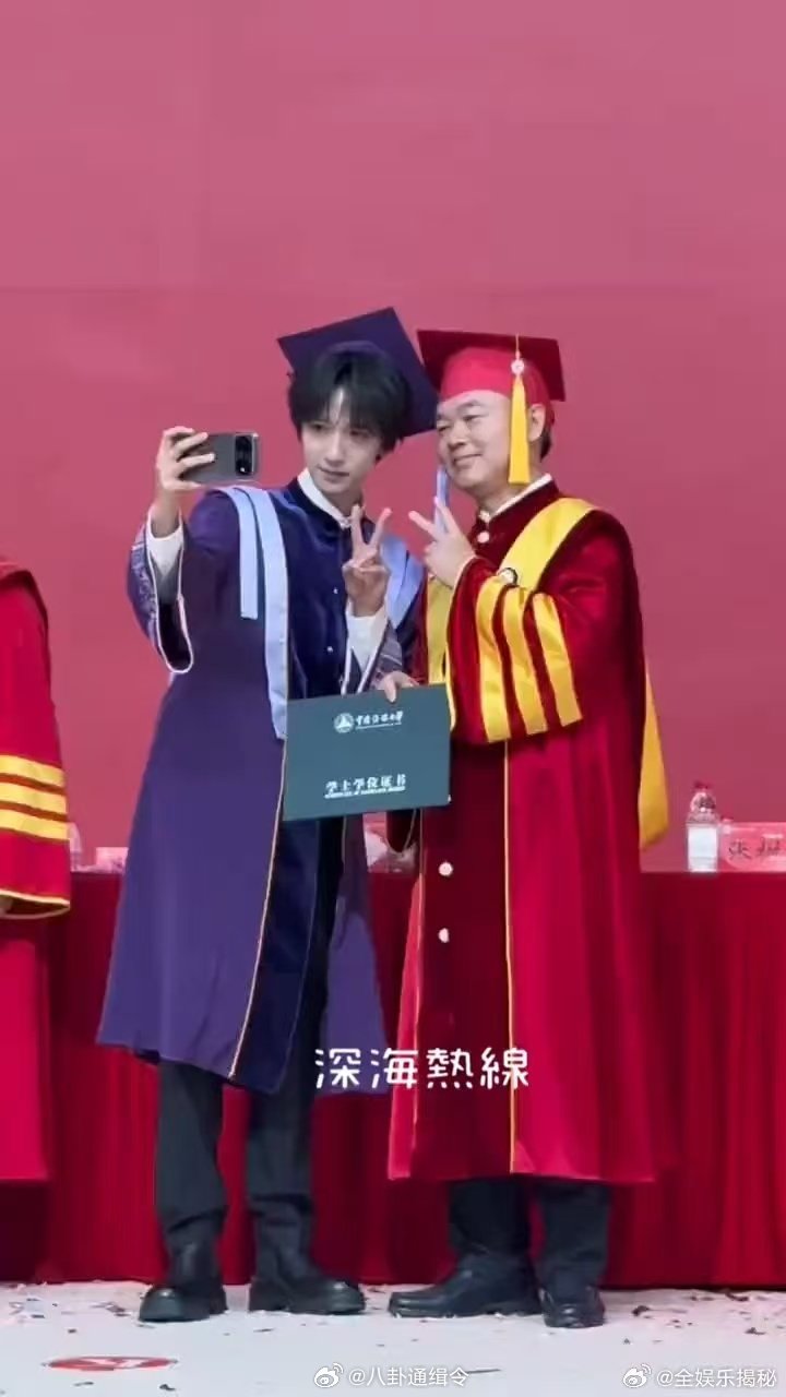 贺峻霖21岁最后一天贺峻霖的平均学分绩点今天是贺峻霖二十一岁最后一天，完成毕业典