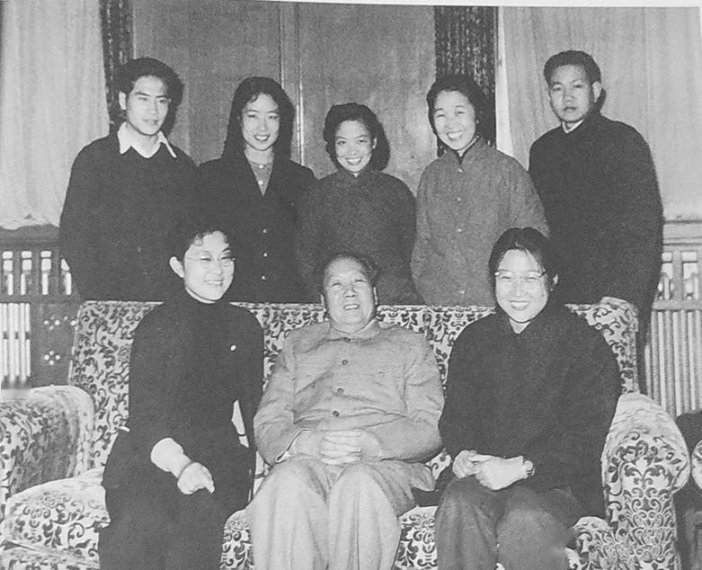 1961年，中南海内，暖阳倾洒，定格下一幅满溢亲情的珍贵画面。照片之中，毛主席安