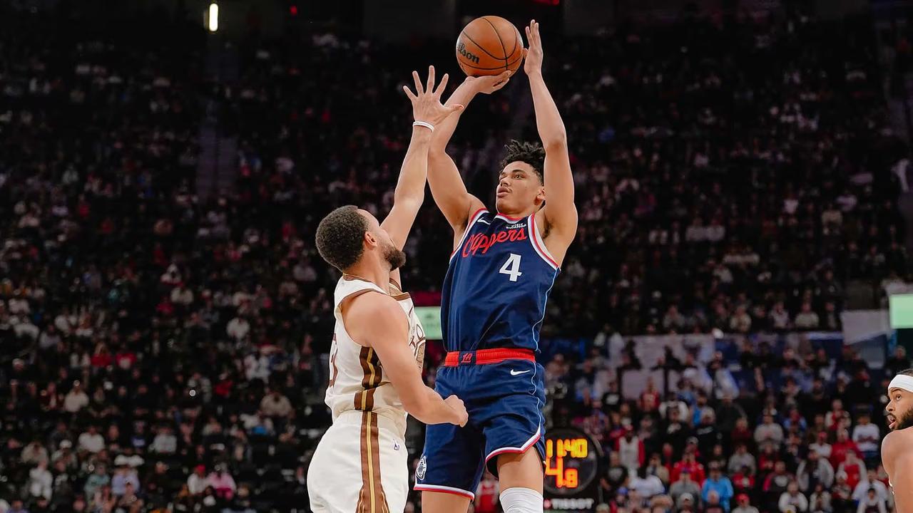 快船将把科比·桑德斯的合同从双向合同转为标准NBA合同，消息人士向克里斯·海恩斯