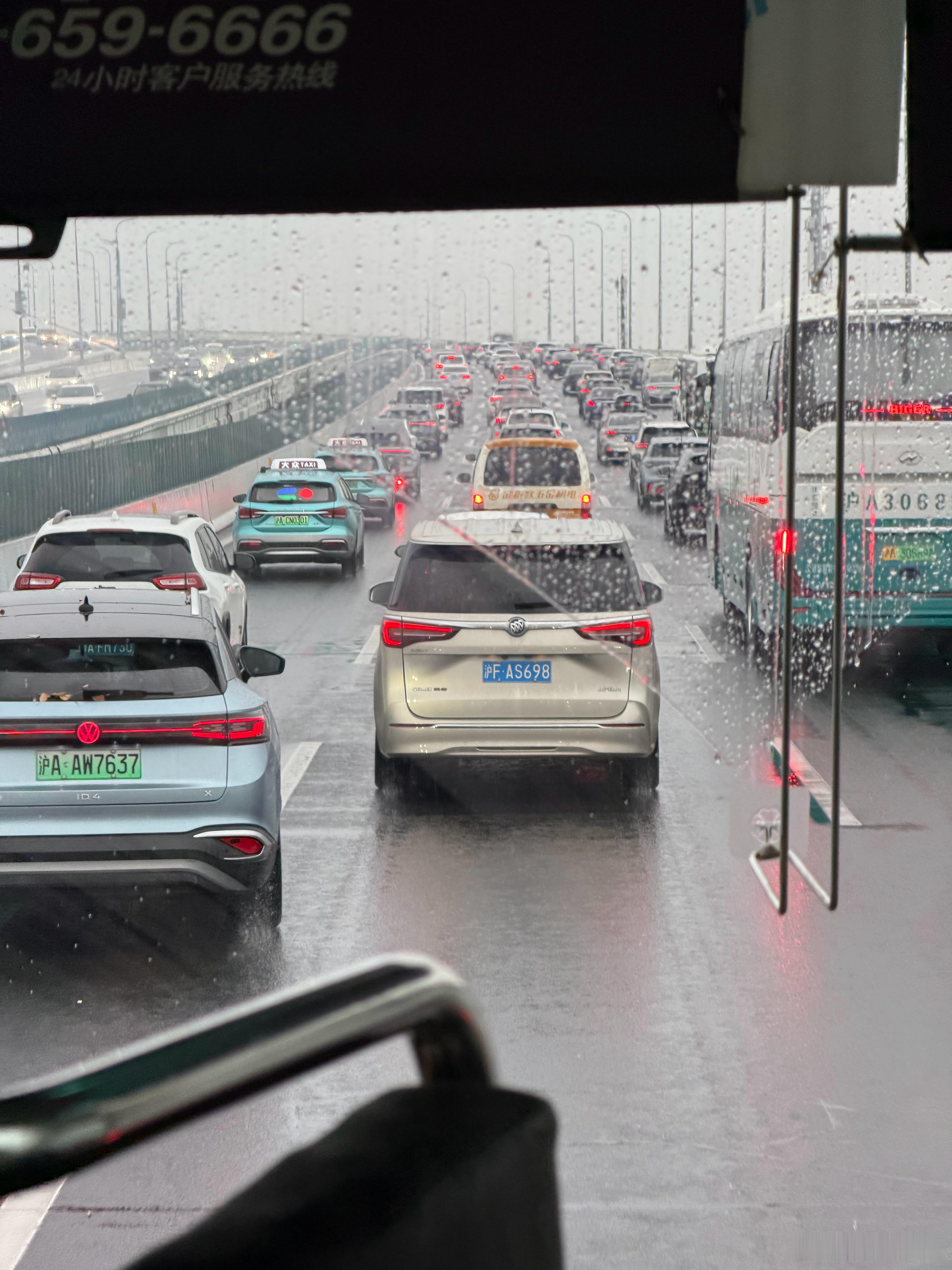 北京下了一天雨到了傍晚再来上海赶雨再叠加上海的晚高峰有一种命很苦的感觉 上海