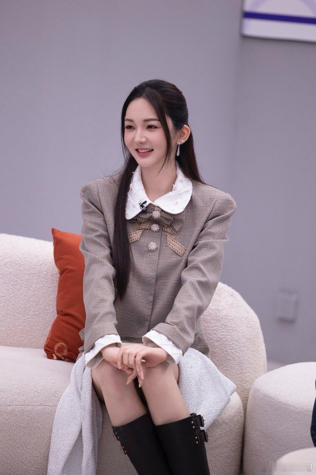 再一次被靳梦佳圆场能力惊到了 靳梦佳的救场技巧简直出神入化！“好事多到接不完”这