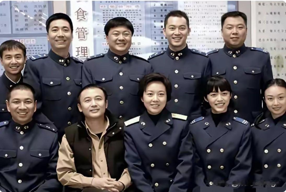 这张20年前的老照片，把《武林外传》和《炊事班的故事》里的主要演员都聚一块啦！