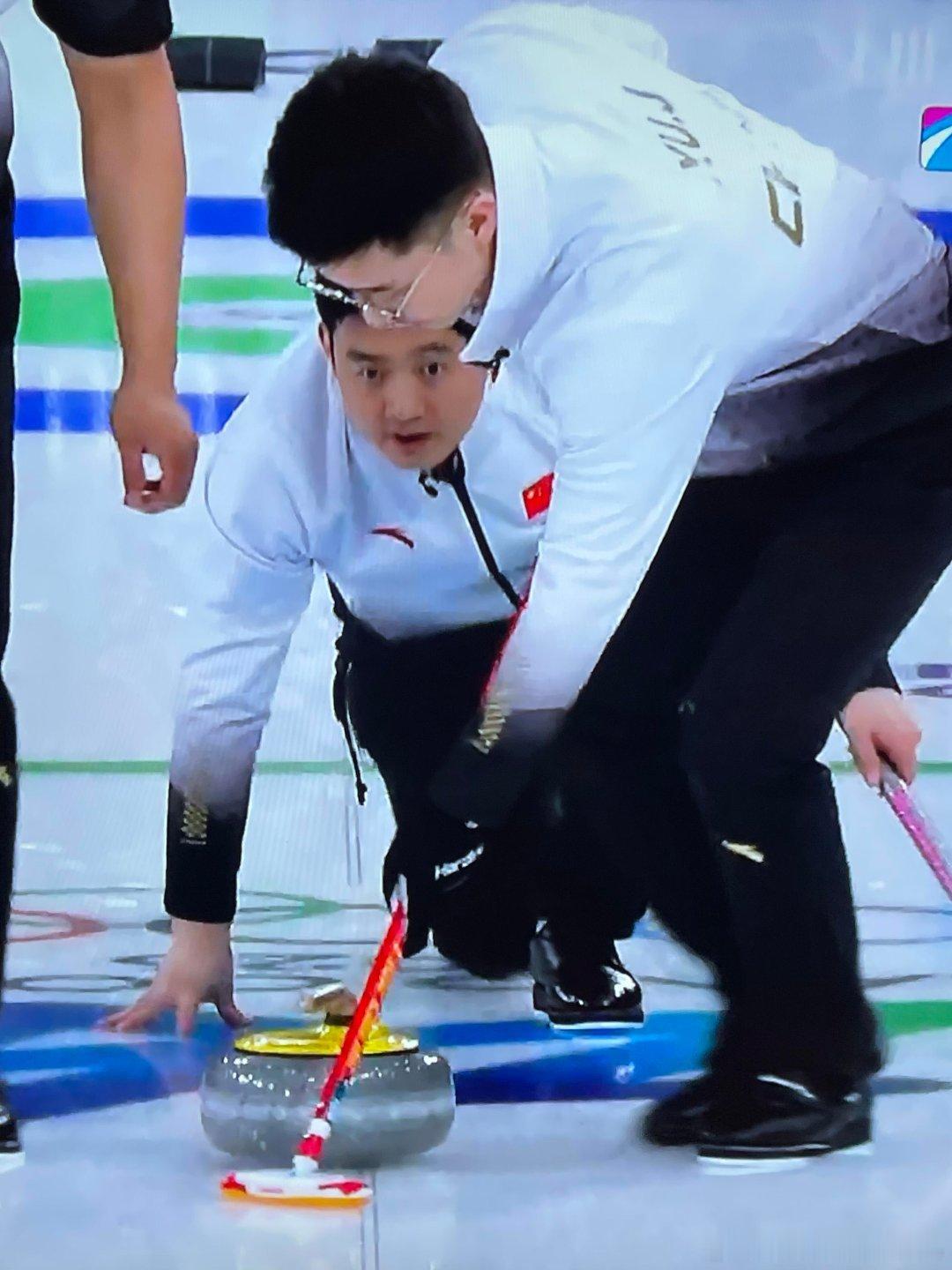 中国冰壶男队vs美国期待中国队能继续之前的胜利！ 