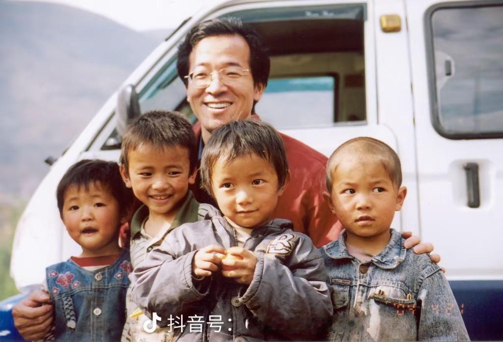 东方甄选阿仁四川人，上小学的他是当年汶川地震的亲历者，他说逝者如斯夫，我们要做的