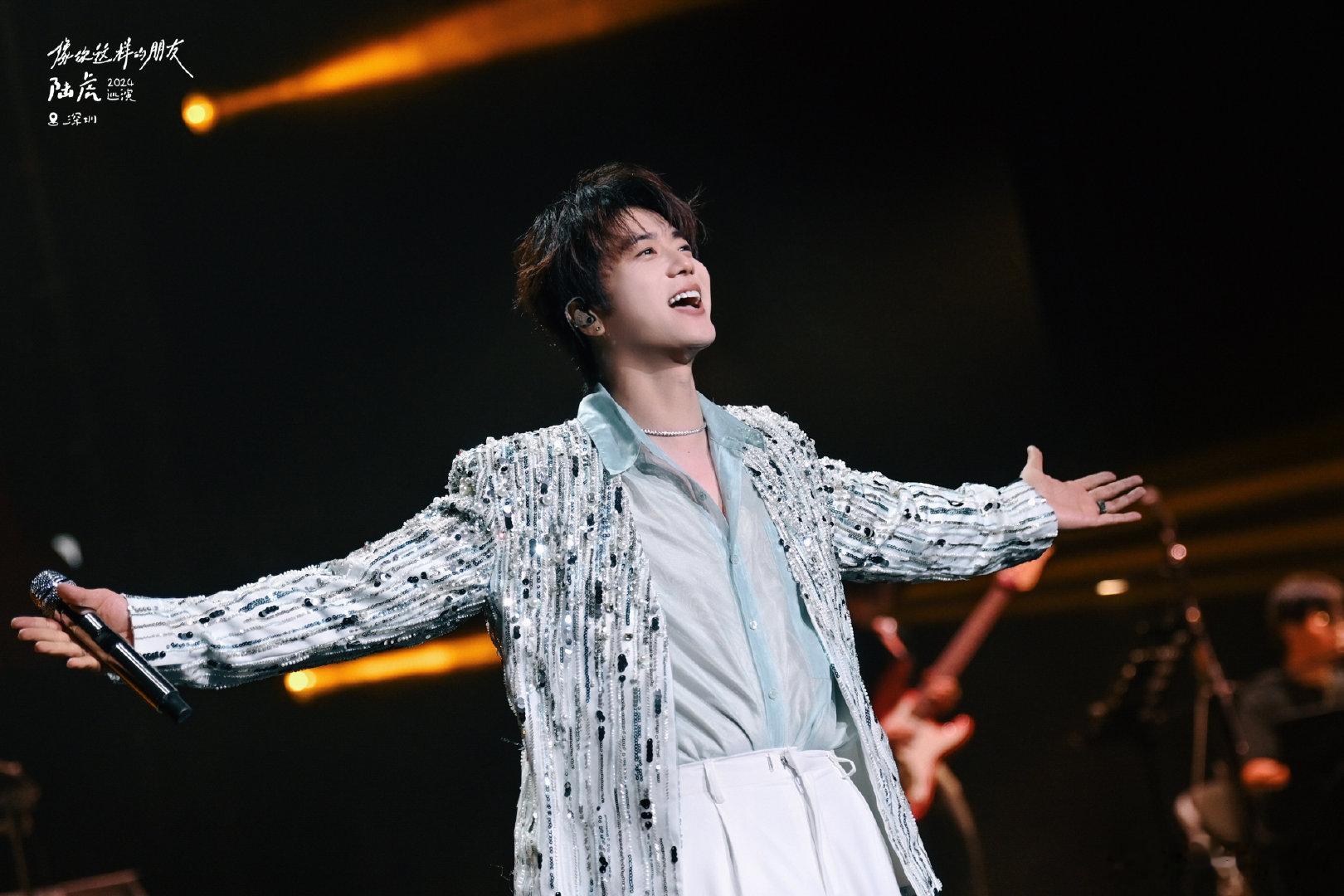 #陆虎浅蓝色西装造型# 巡演深圳站的造型有点太好看啦！浅蓝色西装布满珍珠，帅气已