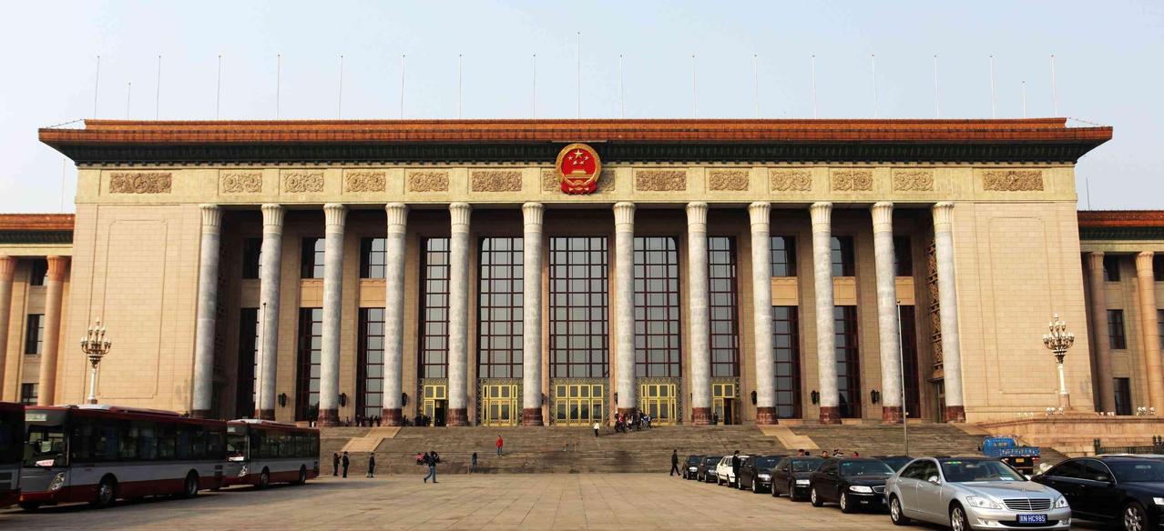 人民大会堂知识点:
 
走进人民大会堂，很多人会先注意到大礼堂里没有柱子。可这座
